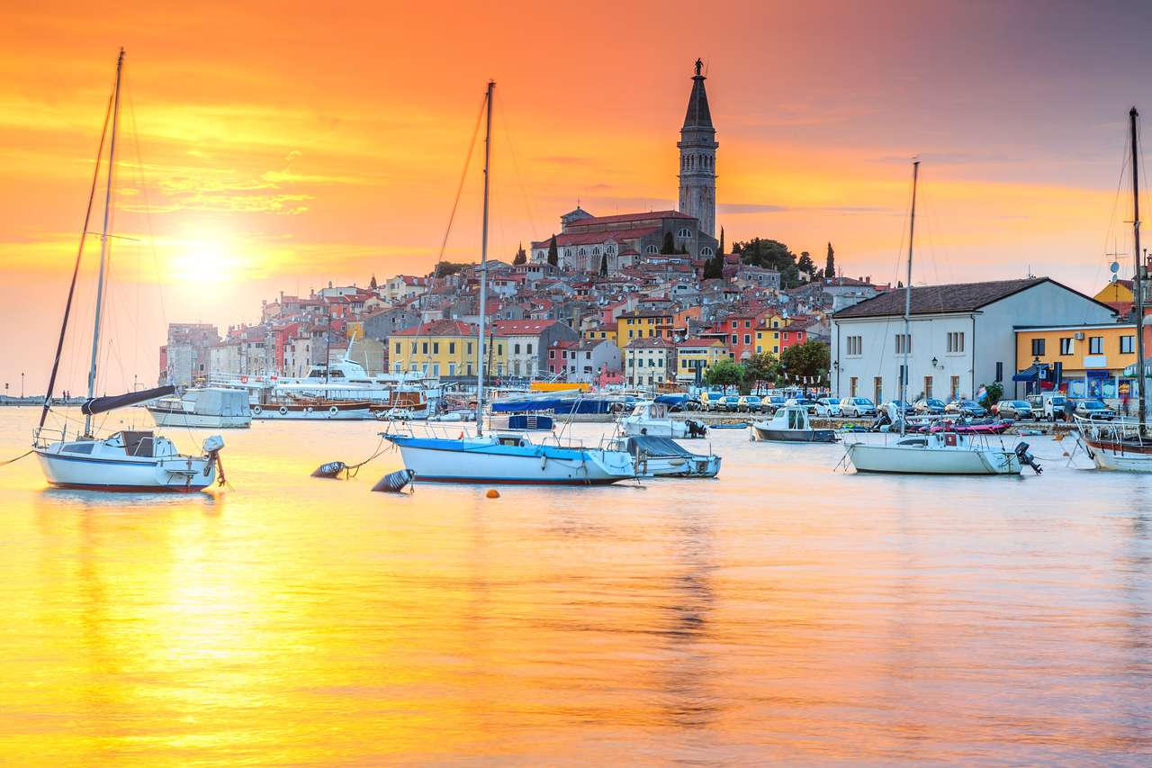 Прекрасен романтичен стар град Ровин и известното риболовно пристанище с магически залез, полуостров Истрийска, Хърватия, Европа онлайн пъзел
