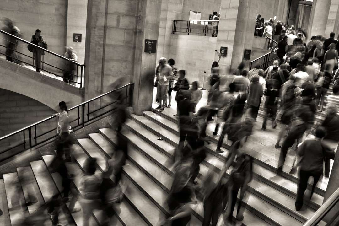 groupe de personnes marchant dans les escaliers puzzle en ligne
