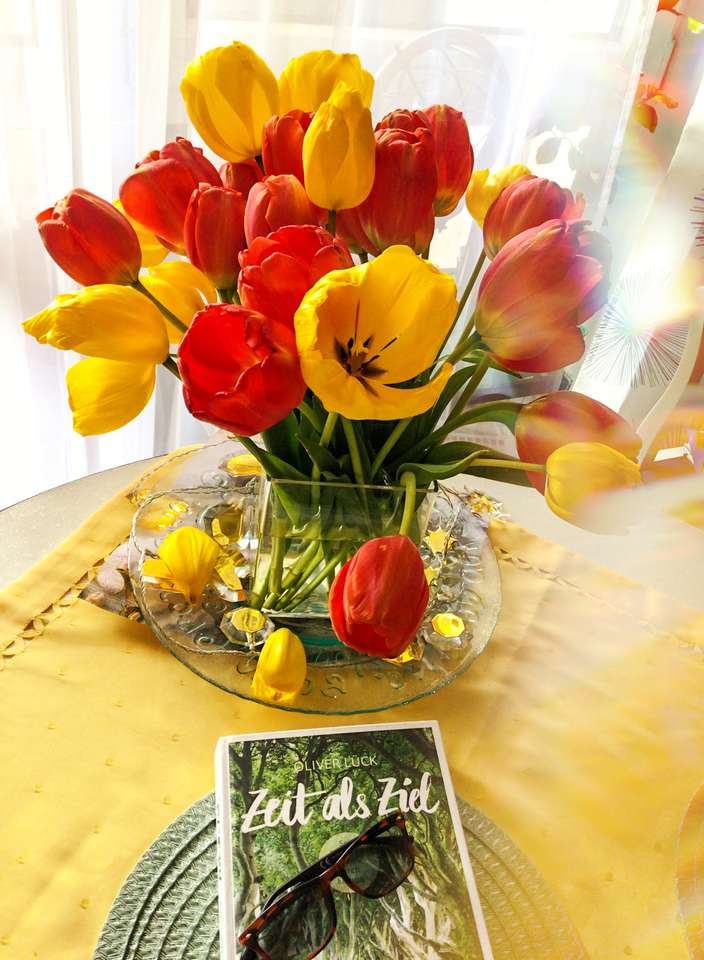 テーブルの上のチューリップの花束 ジグソーパズルオンライン