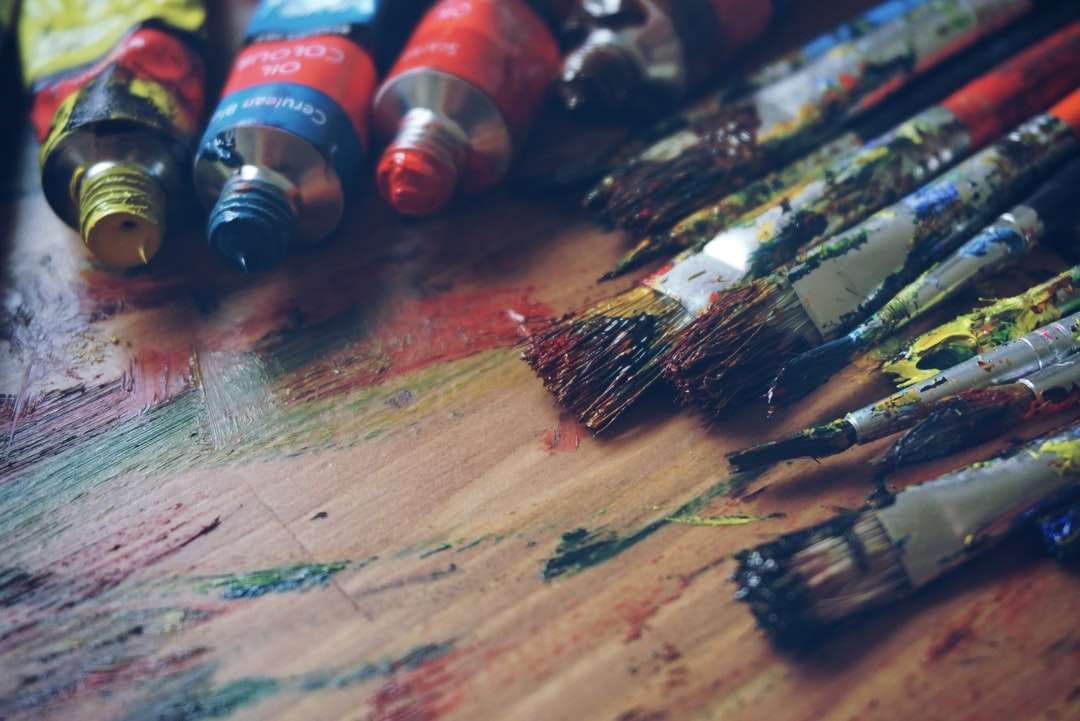 Három festékcsövek a festékkefék közelében kirakós online