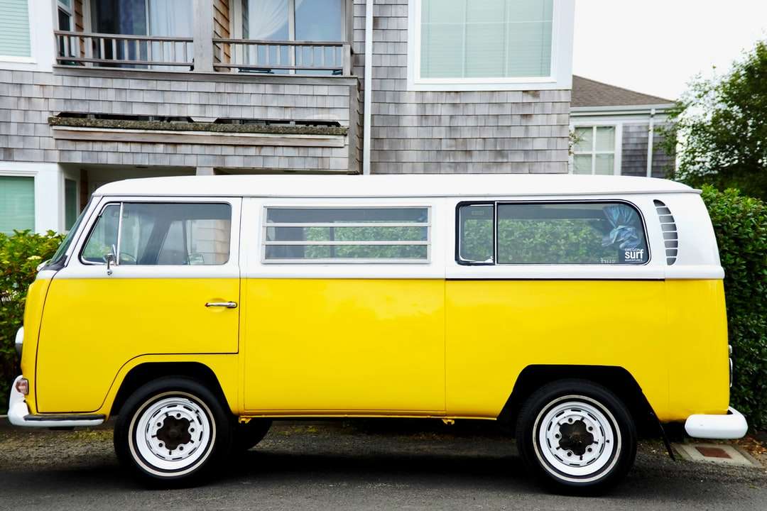 Gelbe und weiße Volkswagen Kombi Online-Puzzle