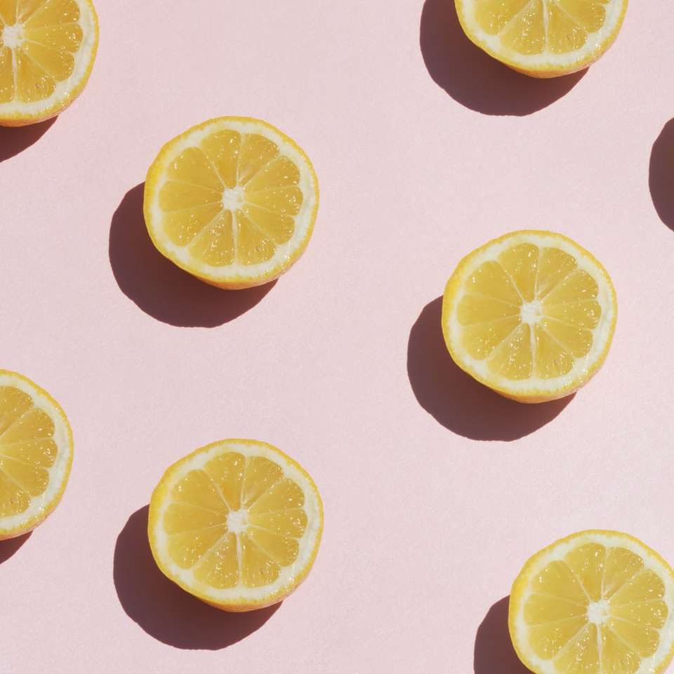 Szeletelt citrom fehér felületen online puzzle