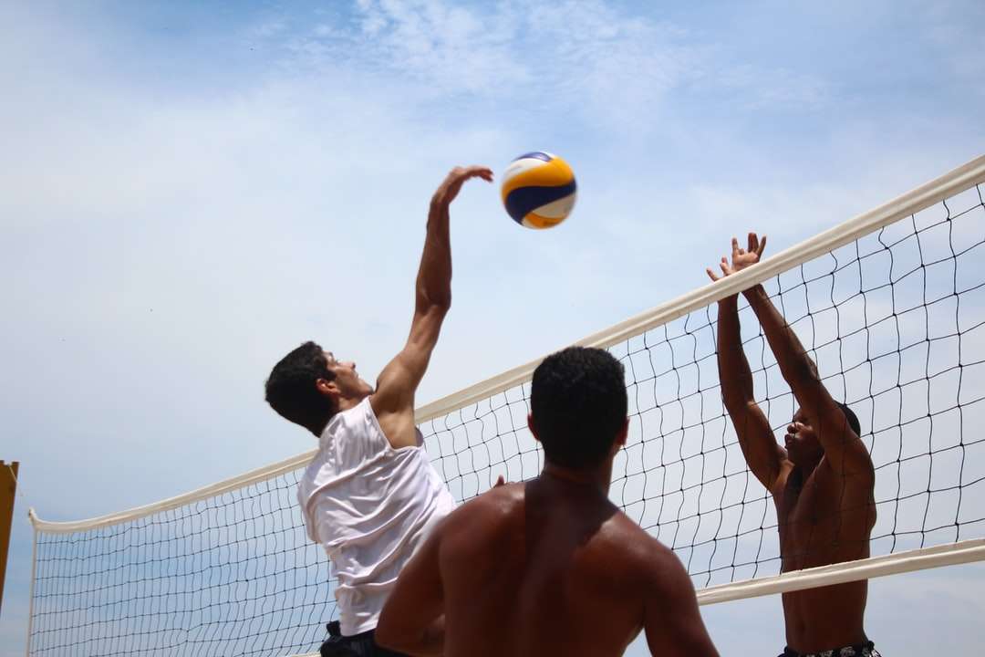 мужчина в белых шортах играет в волейбол днем онлайн-пазл