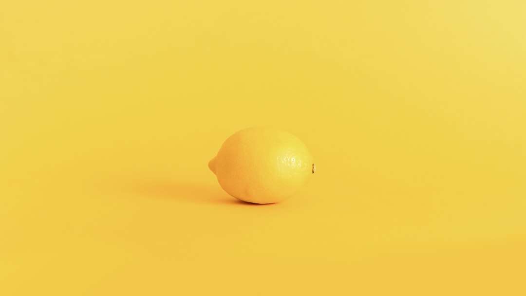 Frutta gialla del limone sulla superficie gialla puzzle online