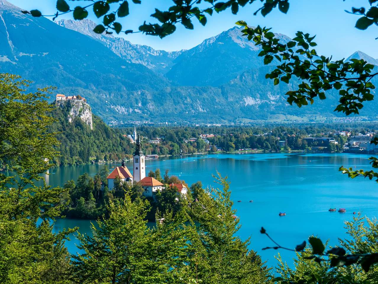 Λίμνη Bled σε μια ηλιόλουστη μέρα του φθινοπώρου. παζλ online