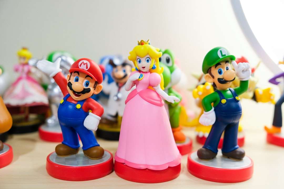 Mario, Luigi, a princezna broskví figurky skládačky online