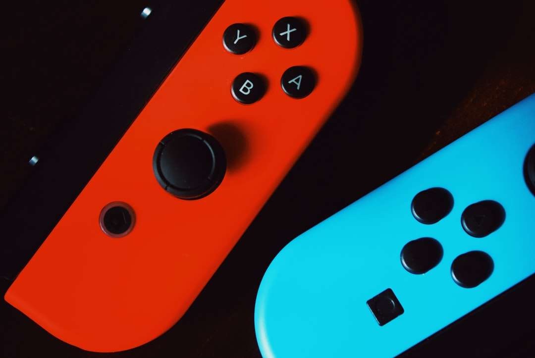 Nintendo Switch на черной поверхности пазл онлайн
