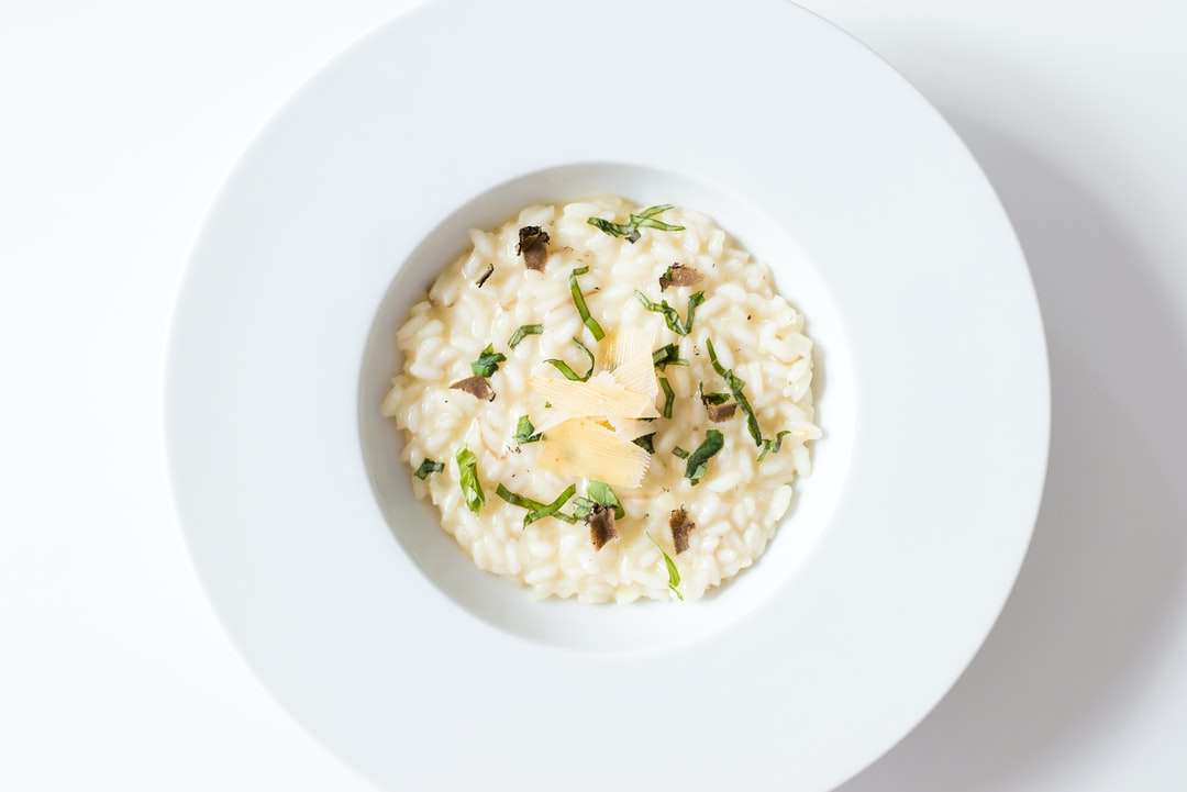 ριζότο σε λευκό κεραμικό πιάτο παζλ online