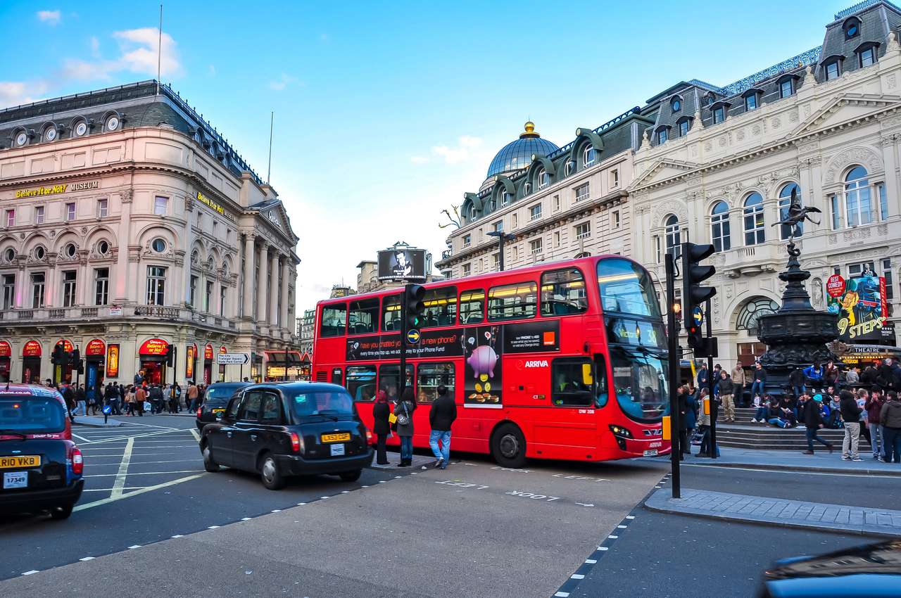 London, Storbritannien - April 2018: Piccadilly Circus vid solnedgången Pussel online