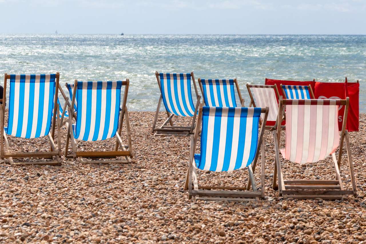 Πολύχρωμες ριγέ ξαπλώστρες προς ενοικίαση στην παραλία με βότσαλα στο Μπράιτον, Ανατολικό Σάσεξ, Αγγλία παζλ online