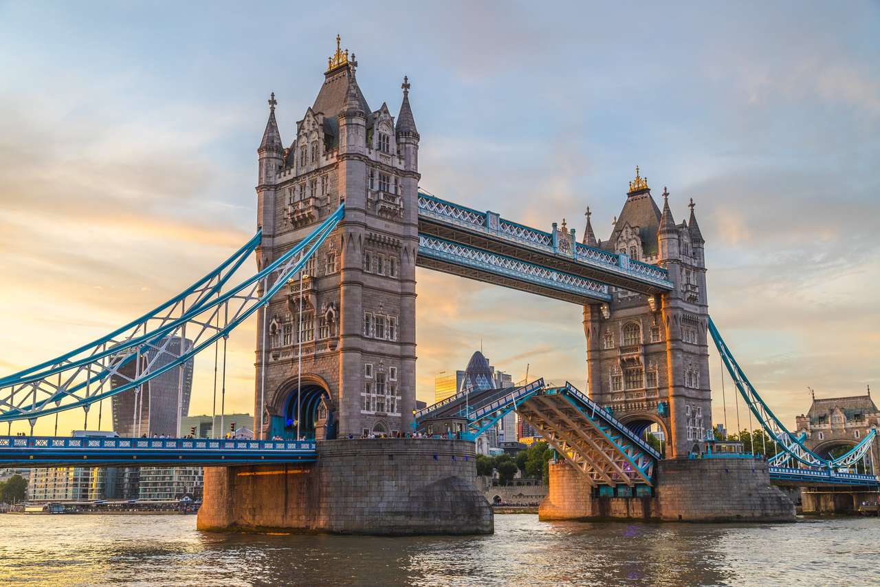 Torenbrug in Londen bij zonsondergang. Dit is een van de oudste bruggen en bezienswaardigheden en een populaire toeristische attractie. legpuzzel online