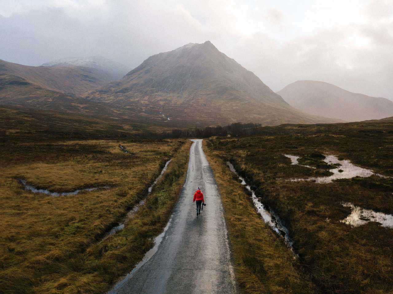 Femme marchant sur une route à Glen Etre, Écosse puzzle en ligne