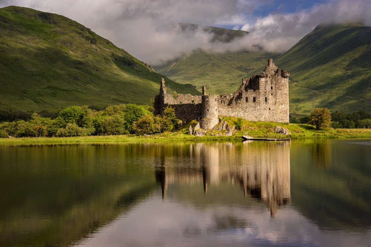 Riflessione del castello di Kilchurn in Loch Awe, Highlands, Scozia puzzle online