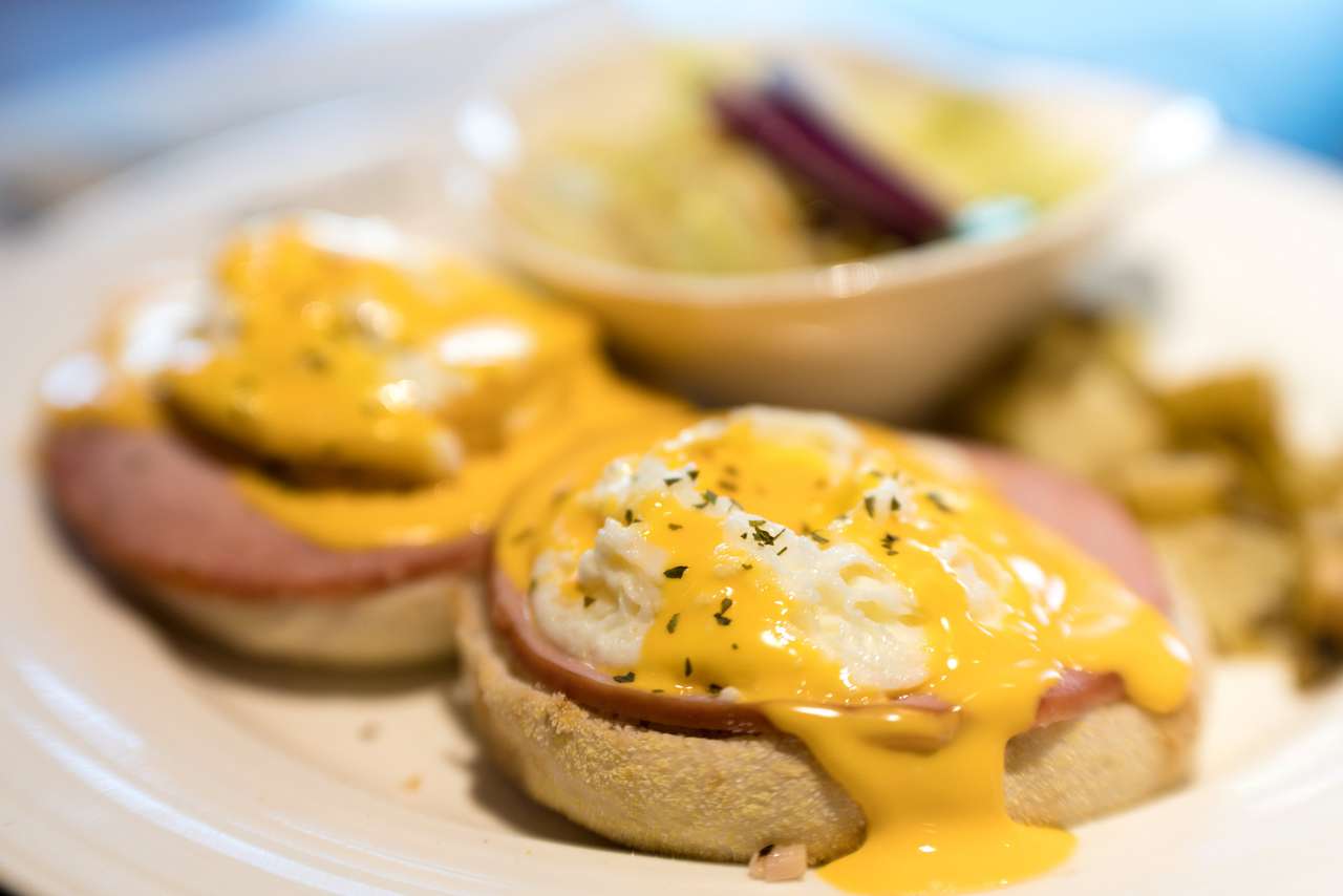 Weekend vegetarisk frukost i Skottland med två ägg Benedict på hemlagade muffins med spenat och gul hollandaise sås. Pussel online