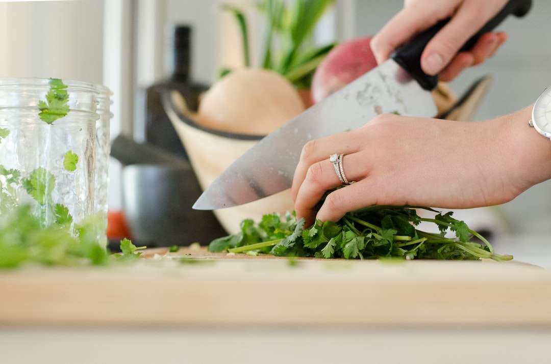 Person som skär grönsaker med kniv Pussel online