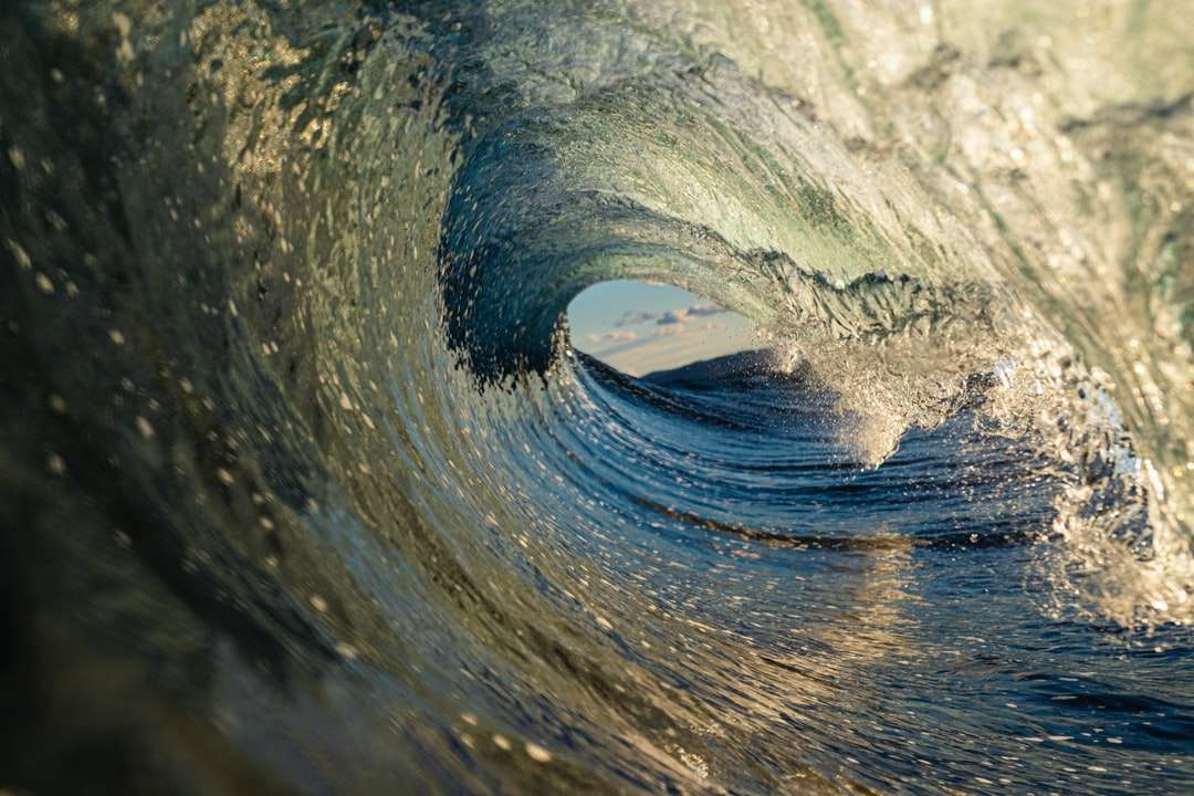 макросъемка морской волны в дневное время пазл онлайн