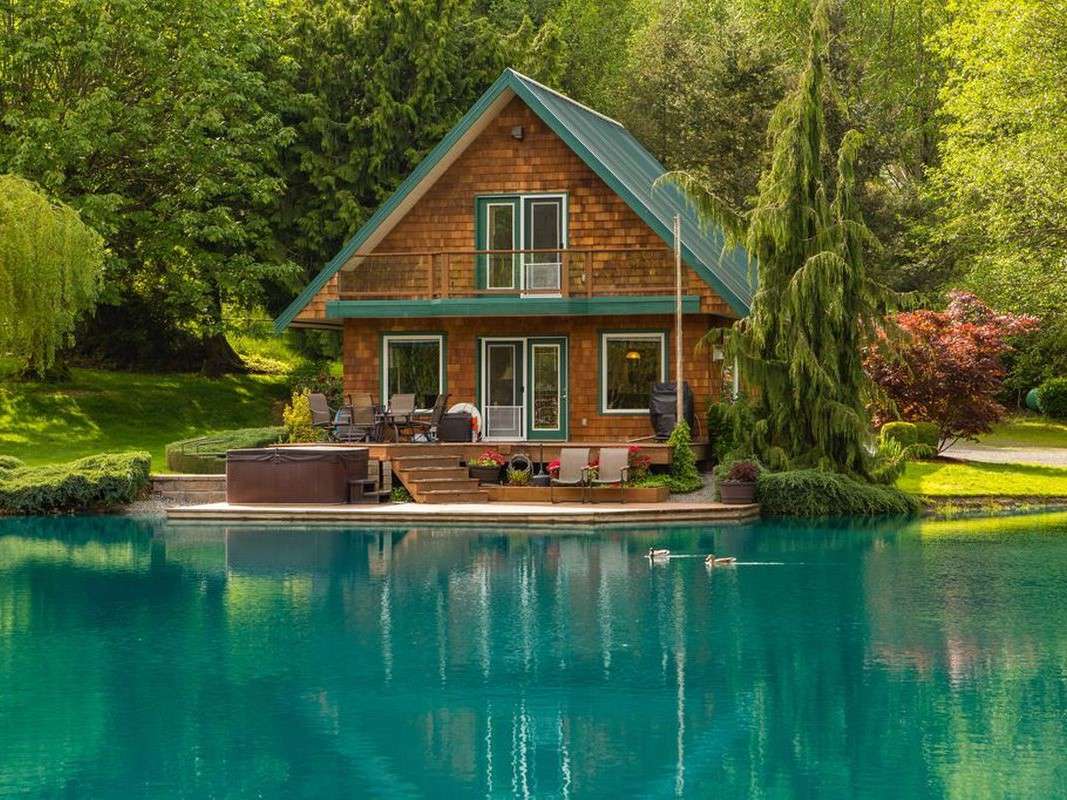 Ein Haus im Wald über dem Wasser Puzzlespiel online
