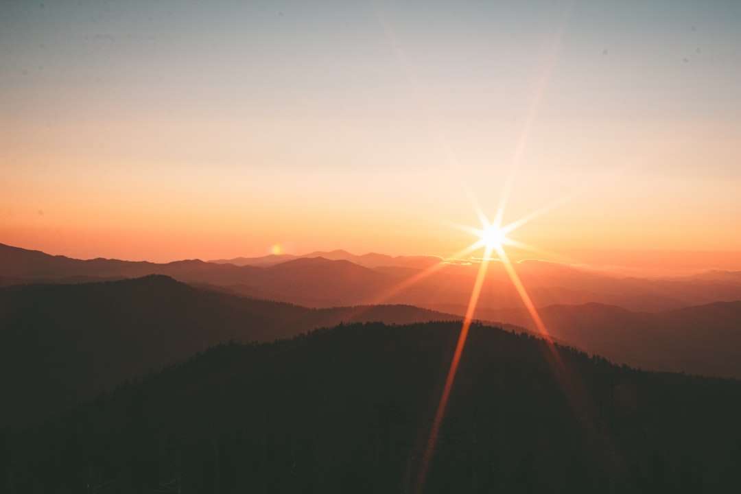 Silhouette de montagnes au coucher du soleil puzzle en ligne