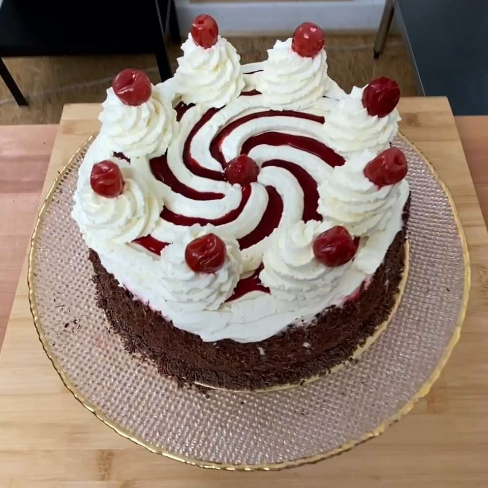 Gâteau au chocolat avec crème fouettée puzzle en ligne