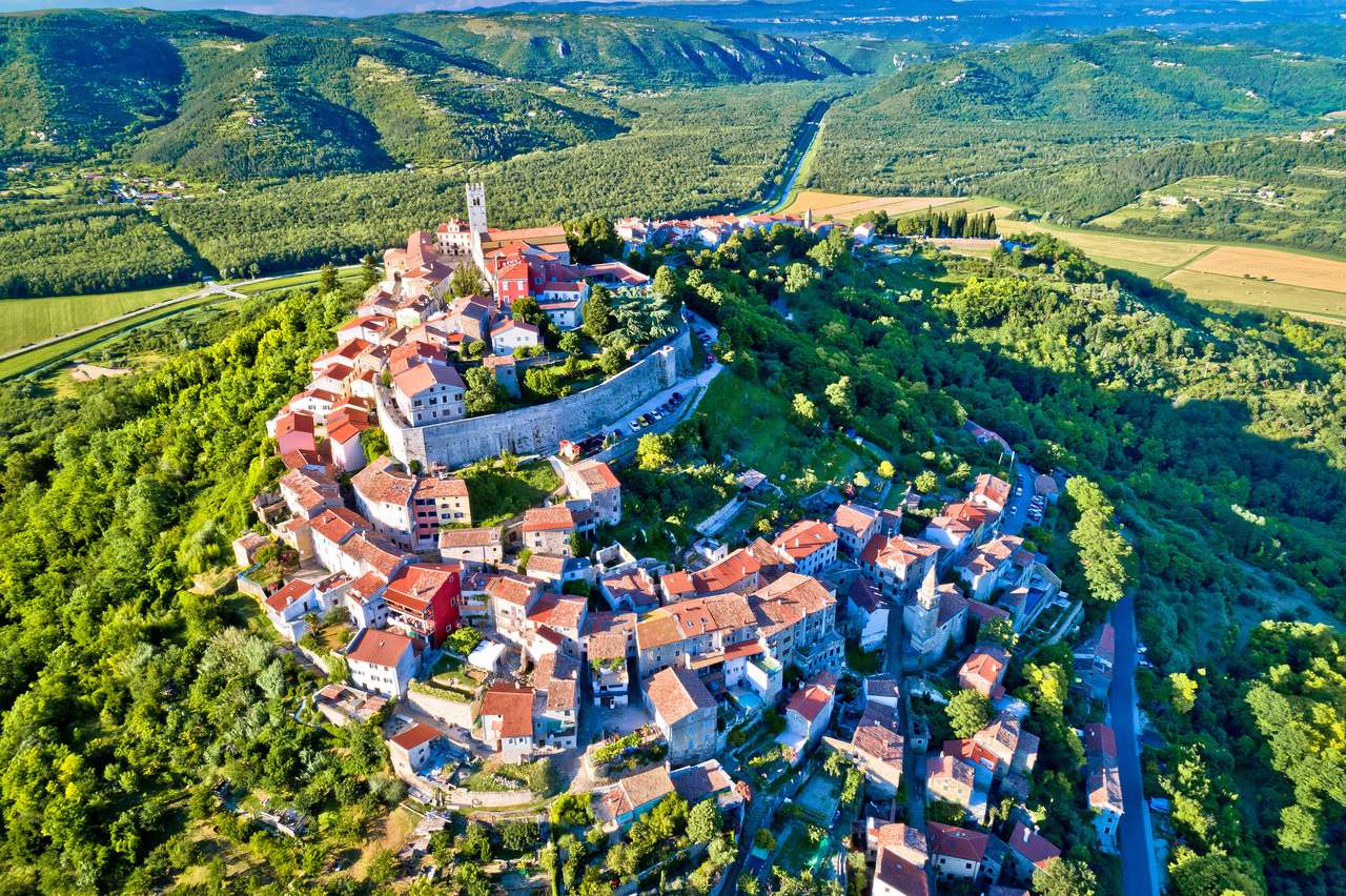 Idyllische heuvelstad van Motovun Luchtfoto, Istrië Gewest van Kroatië online puzzel