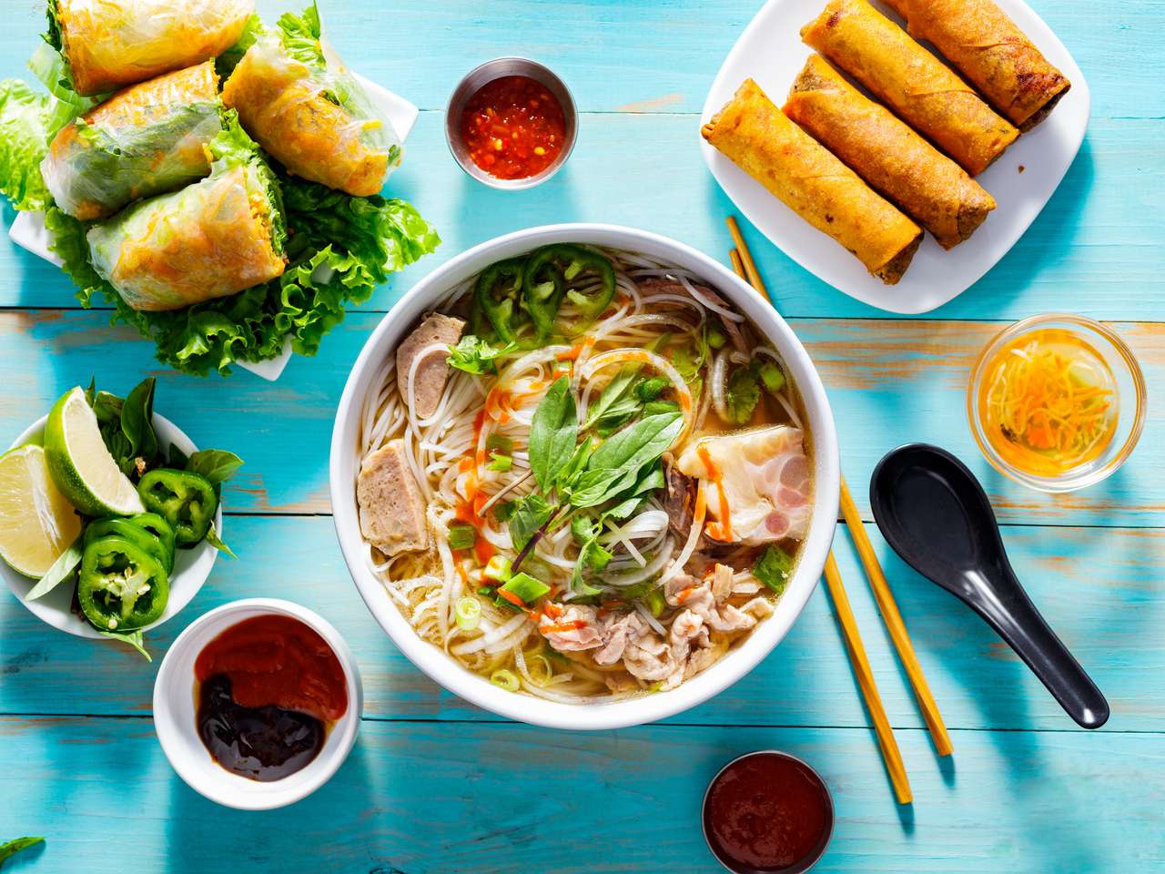 в'єтнамський суп фо бо із закусками онлайн пазл