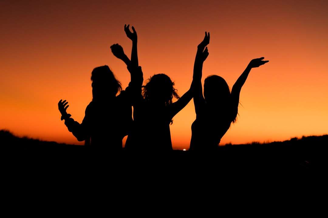 silhouet van drie vrouwen met handen in de lucht online puzzel