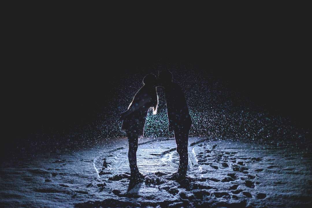 чоловік і жінка цілуються посеред дощу пазл онлайн