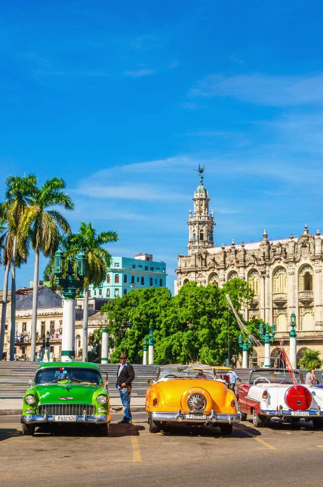 Coches clásicos de colores americanos en La Habana rompecabezas en línea