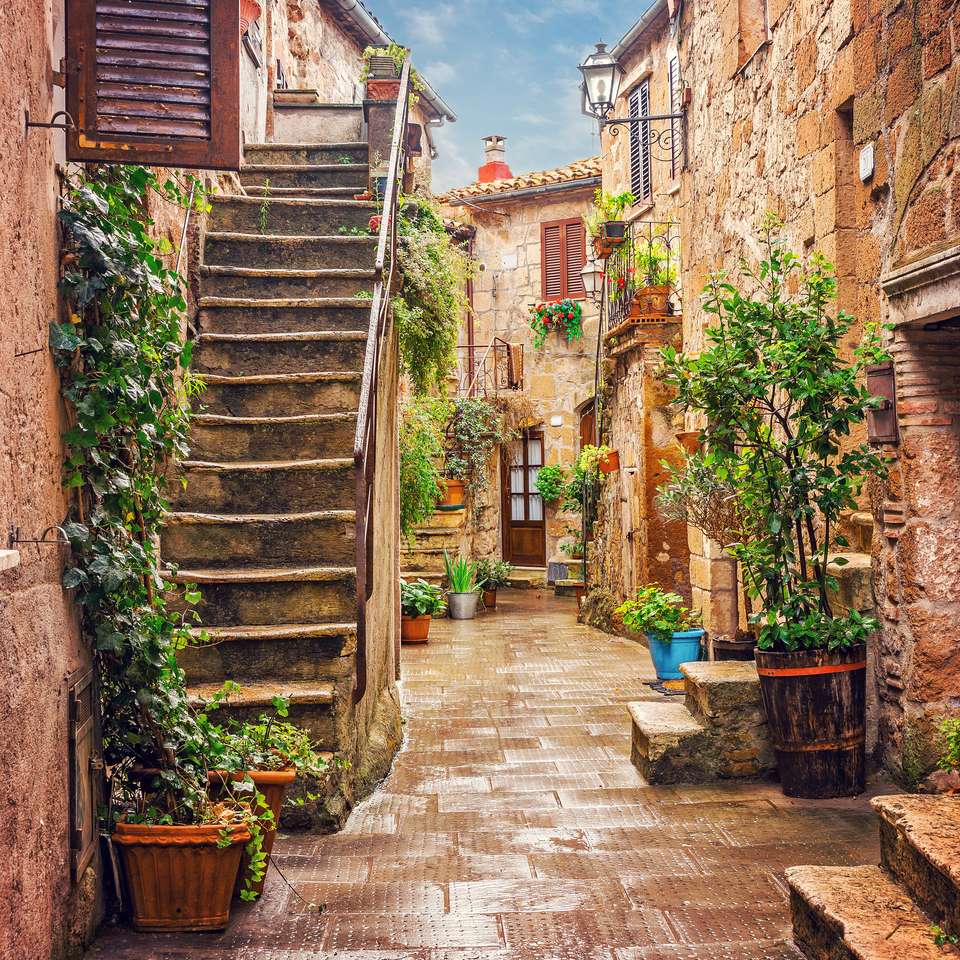 Allée dans la vieille ville Pittigliano Toscane Italie puzzle en ligne