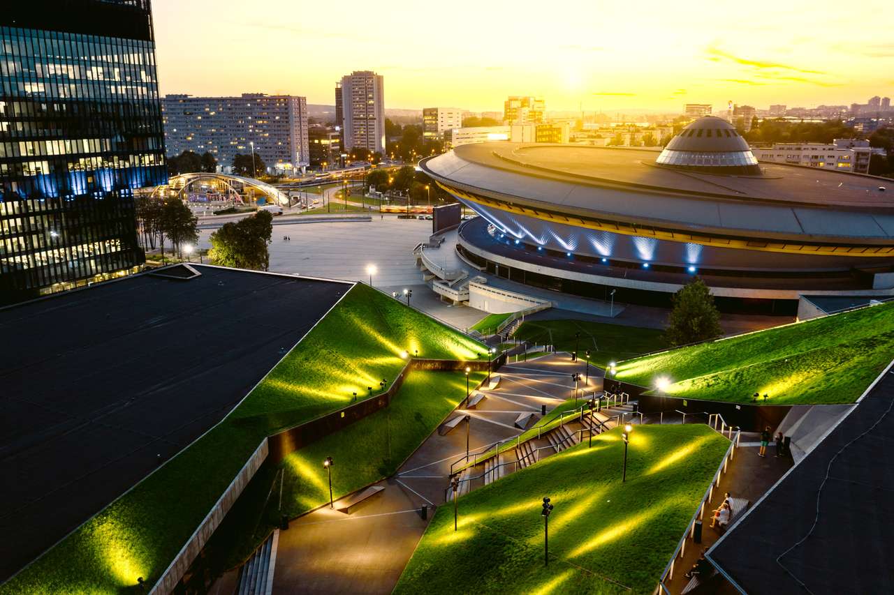 KATOWICE, POLEN - SEPTEMBER 12, 2018: Het moderne stadscentrum van Katowice met groen dak van internationaal congrescentrum en de beroemde Spodk Sportshal online puzzel