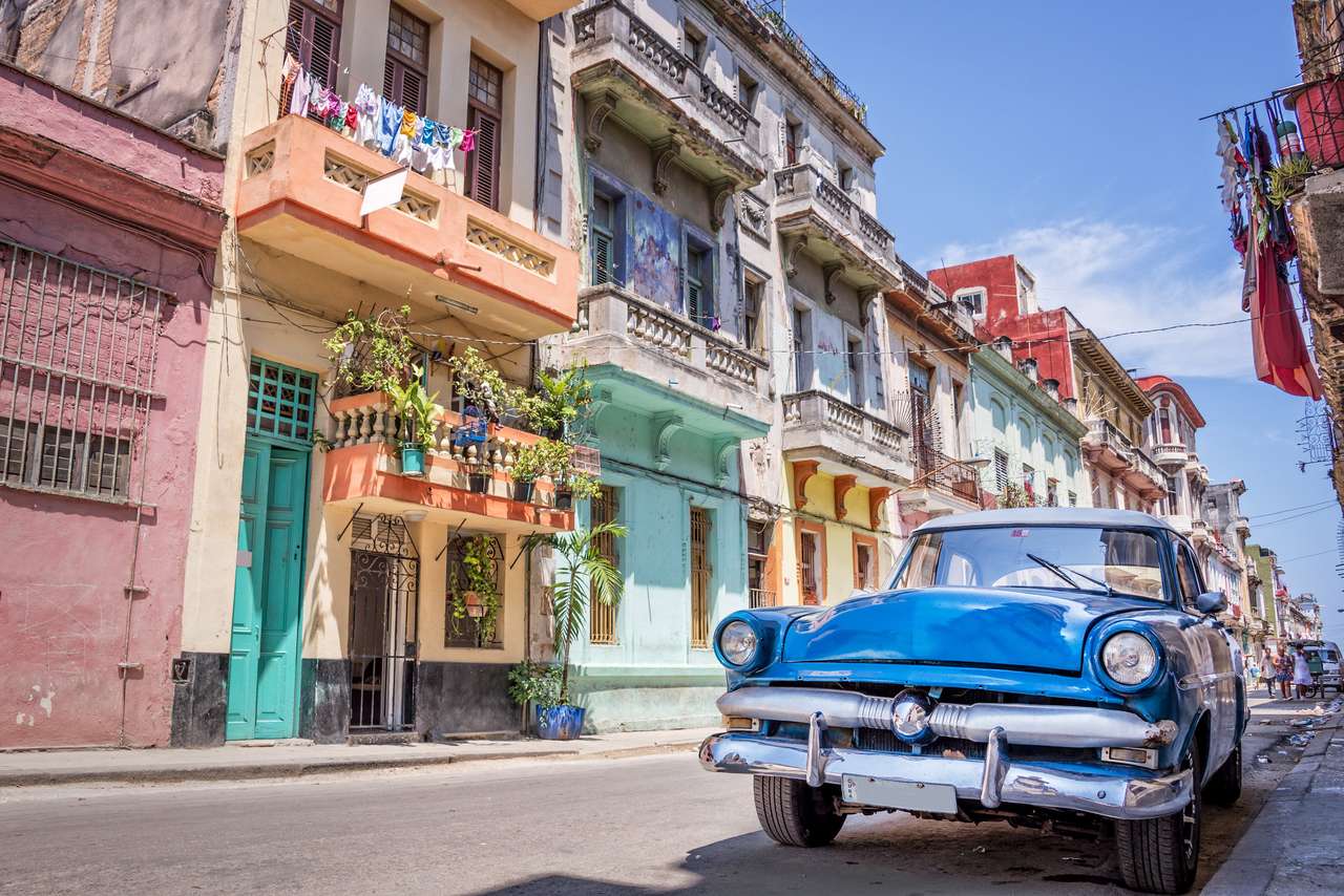 Vintage klasszikus amerikai autó Havannában, Kuba online puzzle