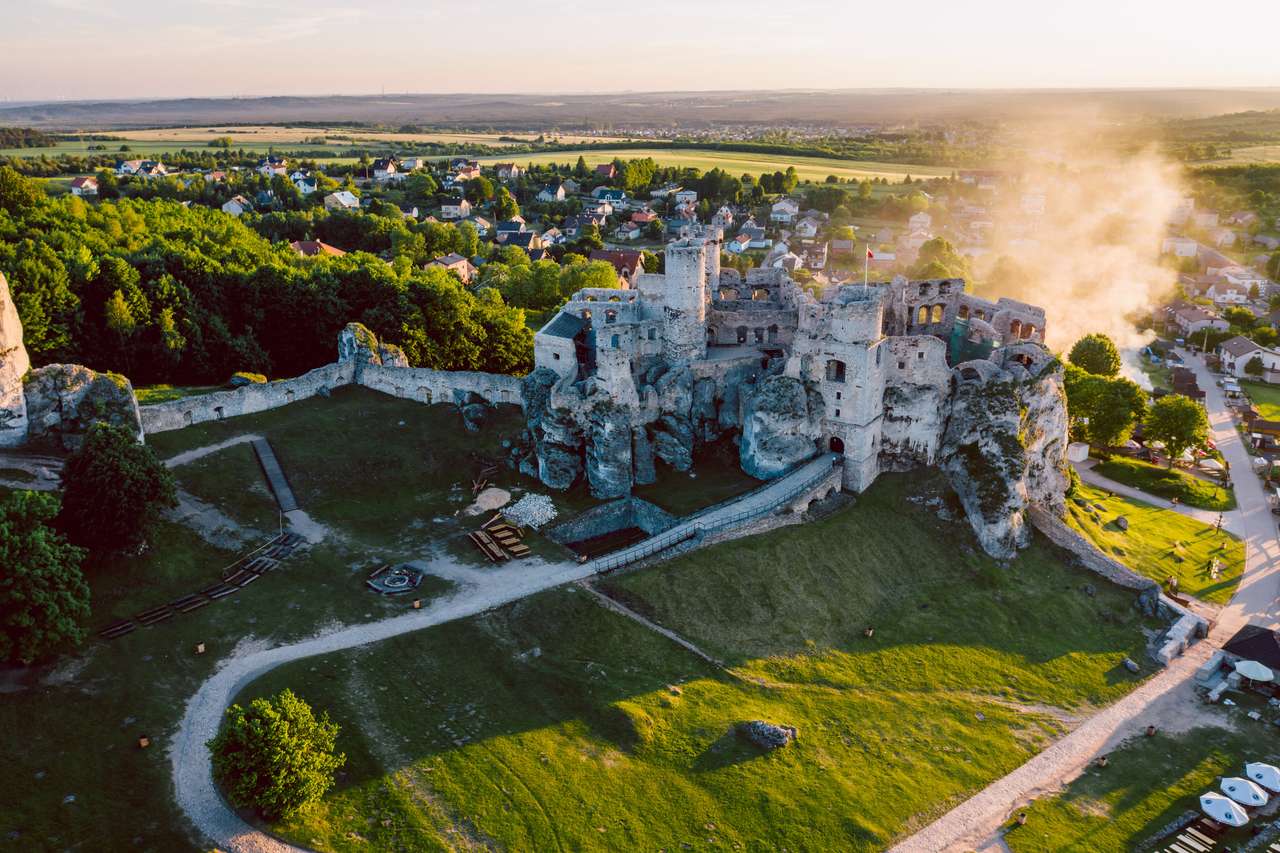 Средновековни руини на замъка, разположени в Ogrodzieniec, Полша онлайн пъзел