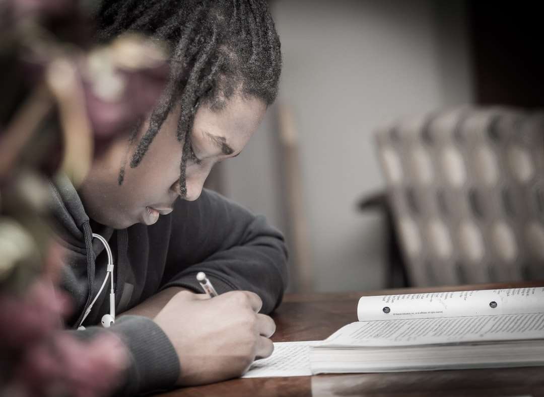 Ember írásban papír közelében könyv az asztalon online puzzle