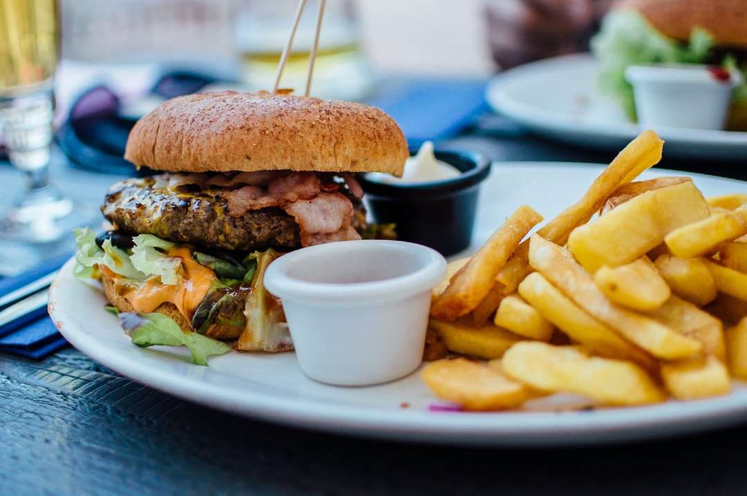 Selektivní zaměření fotografie burger patty, majonéza online puzzle