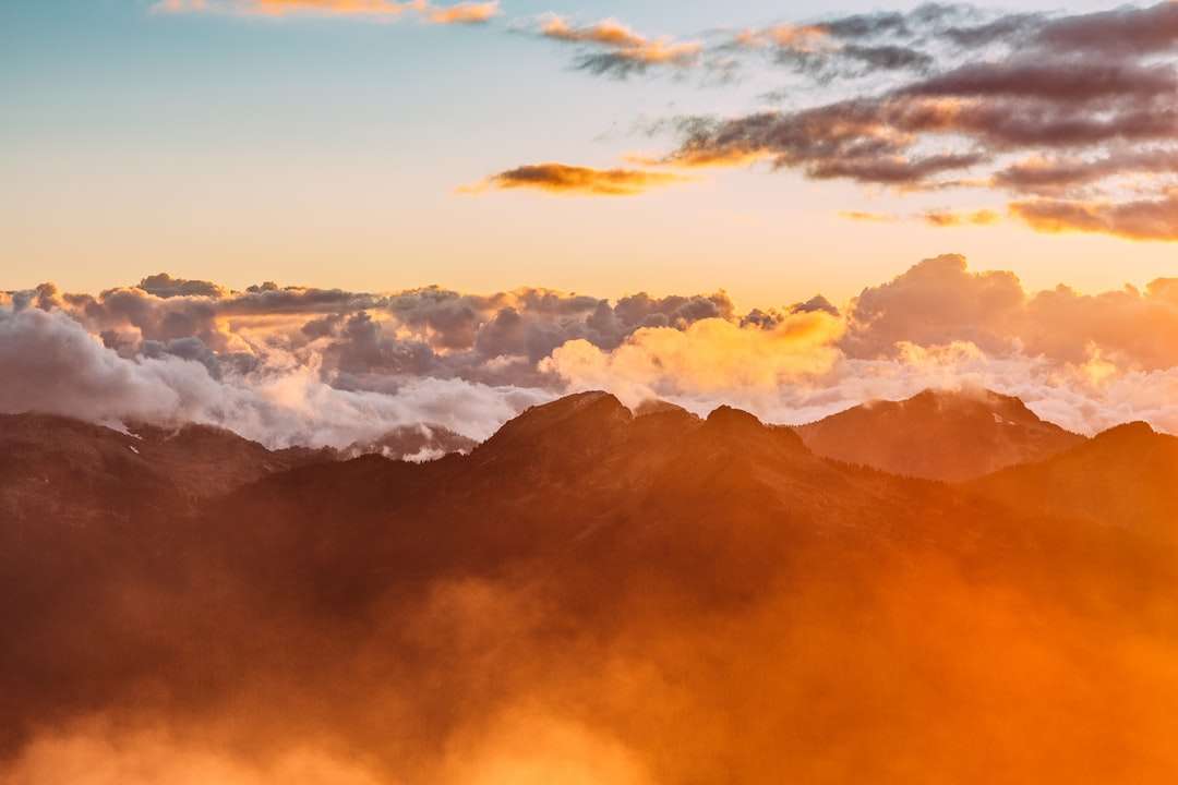 Fotografía de paisaje de montañas con cielos nublados. rompecabezas en línea