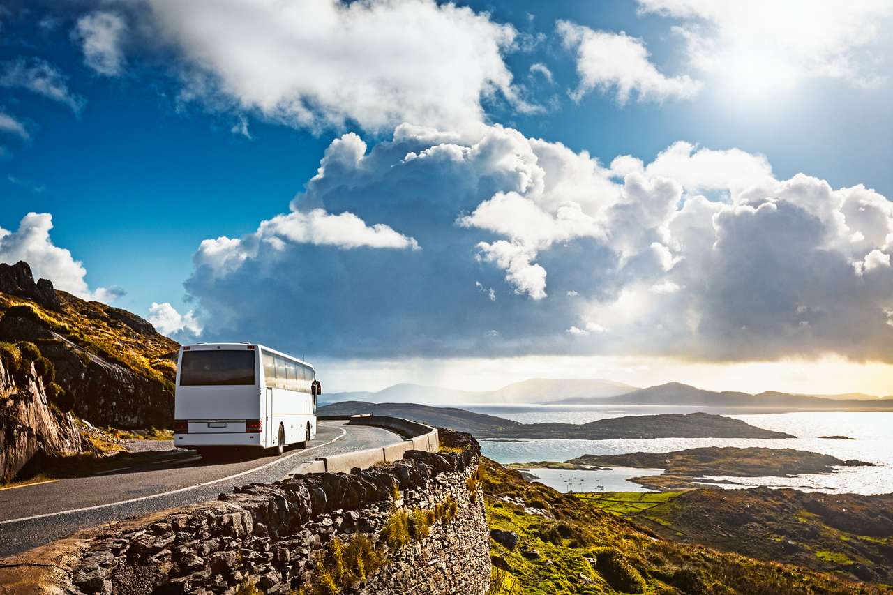 Туристически автобус, пътуващ по планински път. Пръстен от Кери, Ирландия. Туристическа дестинация онлайн пъзел