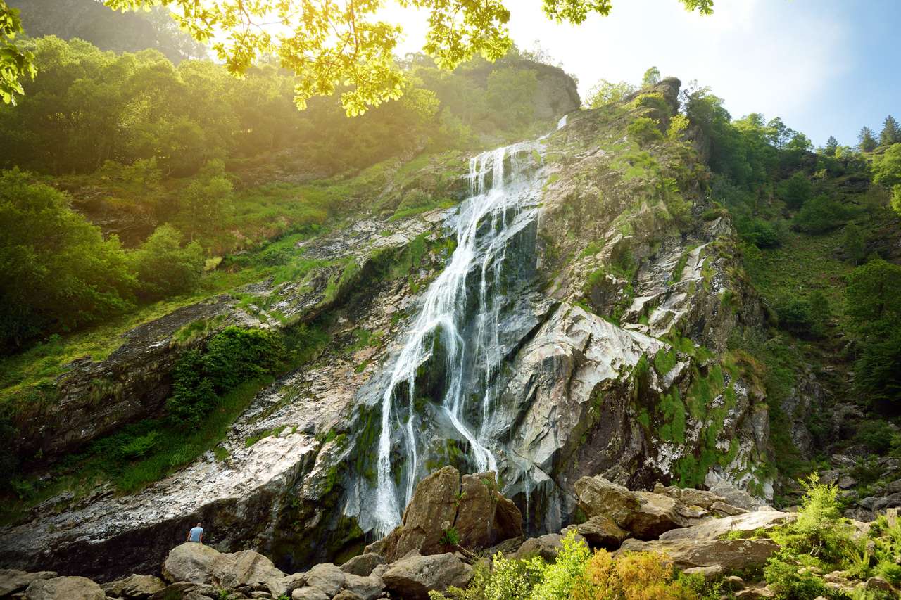Majestätisk vattenkaskad av PowerScourt vattenfall, det högsta vattenfallet i Irland. Berömda turistattraktioner i CO. Wicklow, Irland. pussel på nätet