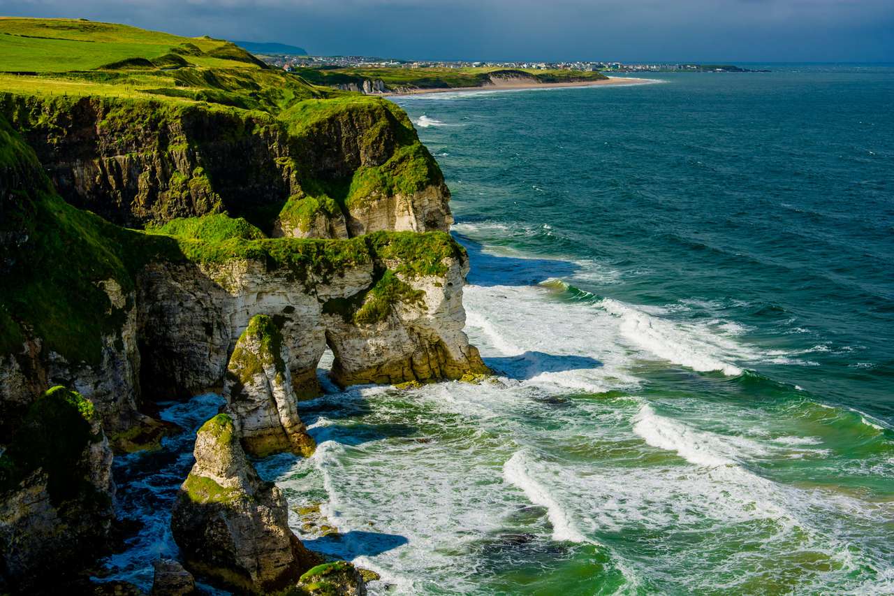 Cliffs près de Portrush en Irlande du Nord puzzle en ligne