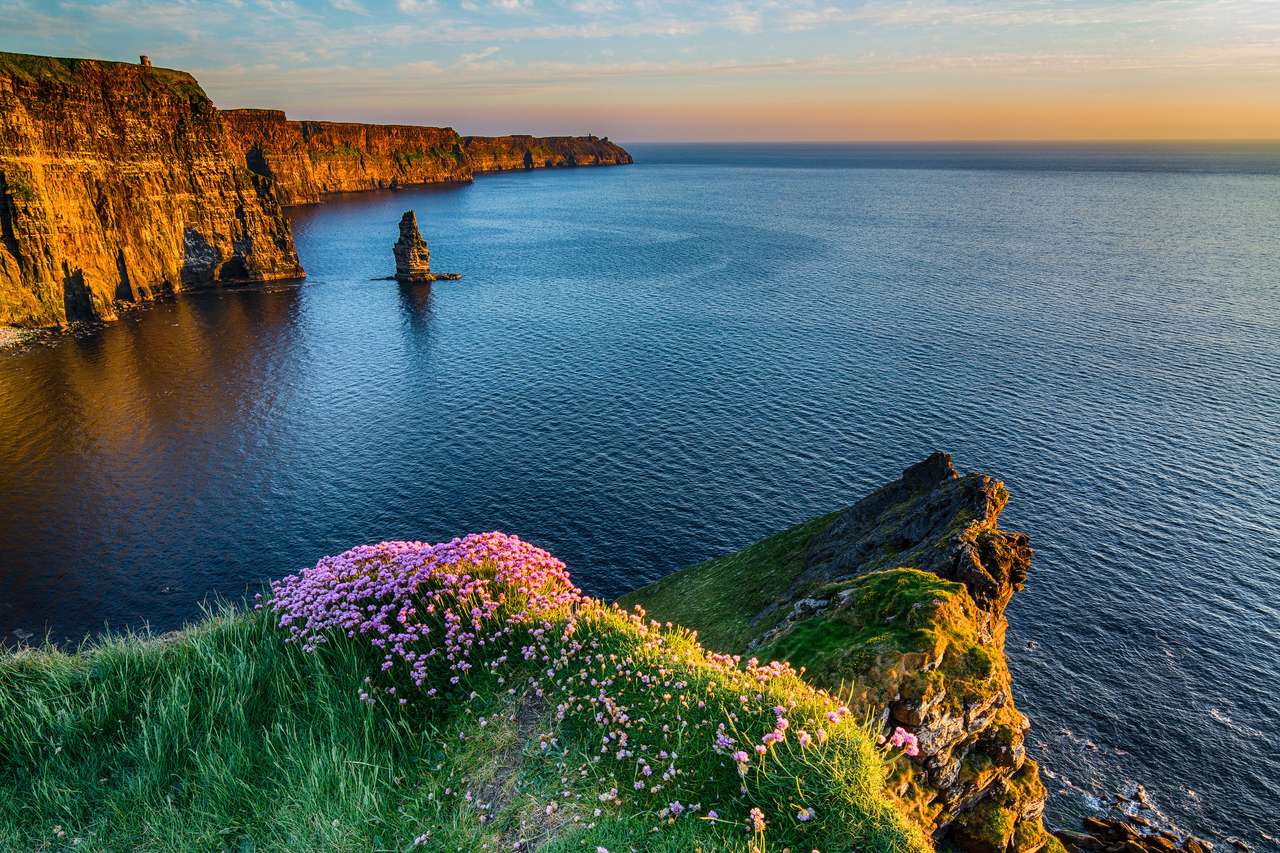 Irlanda irlandeză Lumina celebrului atracție turistică în județul Clare. Stâncile coasta de vest a lui Moher din Irlanda. Epic peisaj irlandez și pe lângă marină de-a lungul modului atlantic sălbatic. Natura pitorească frumoasă din Irlanda. jigsaw puzzle online