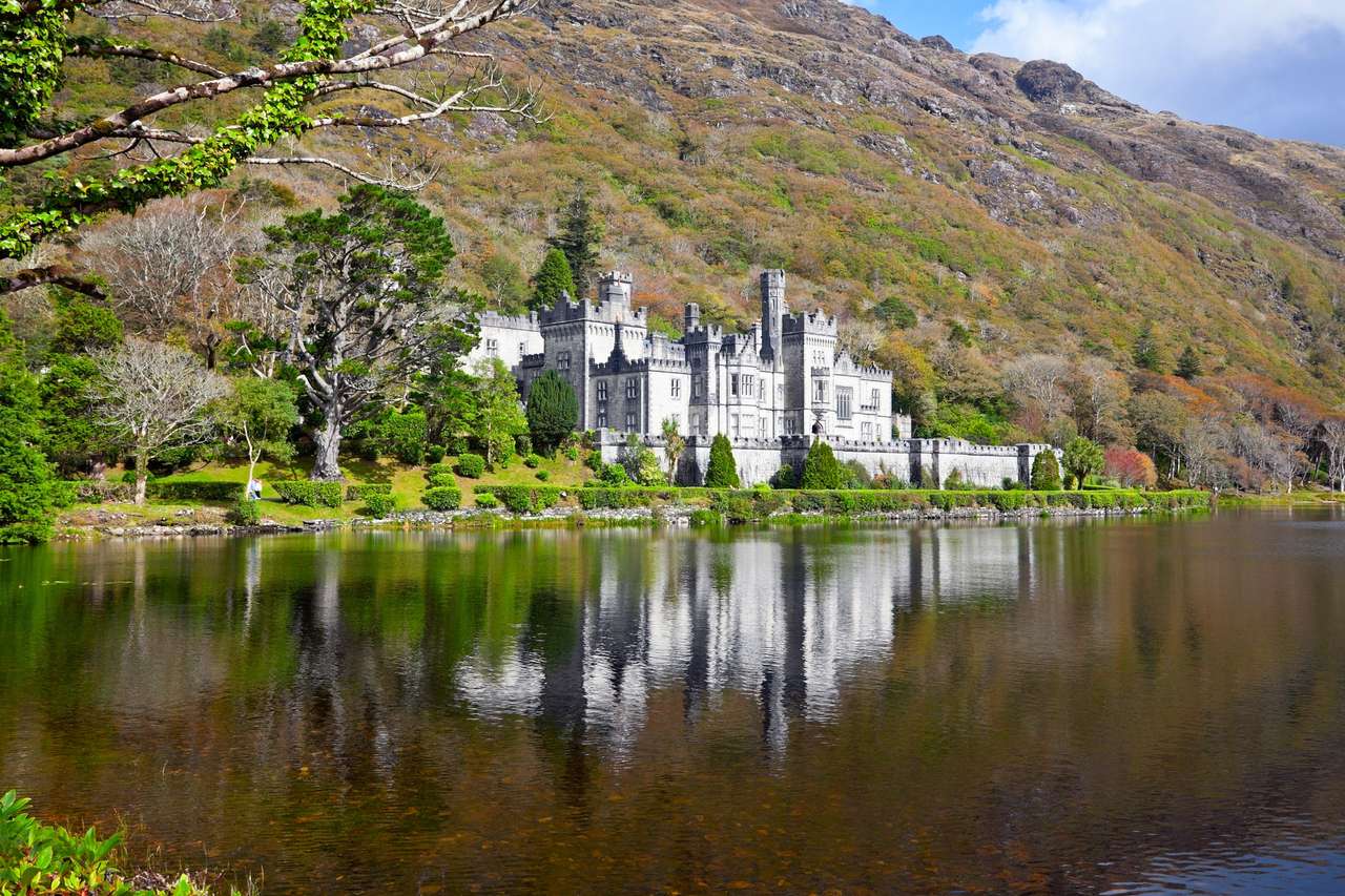 Kylemore Abbey och slott, Druchruach Mountain, väster om Irland, Connemara Pussel online