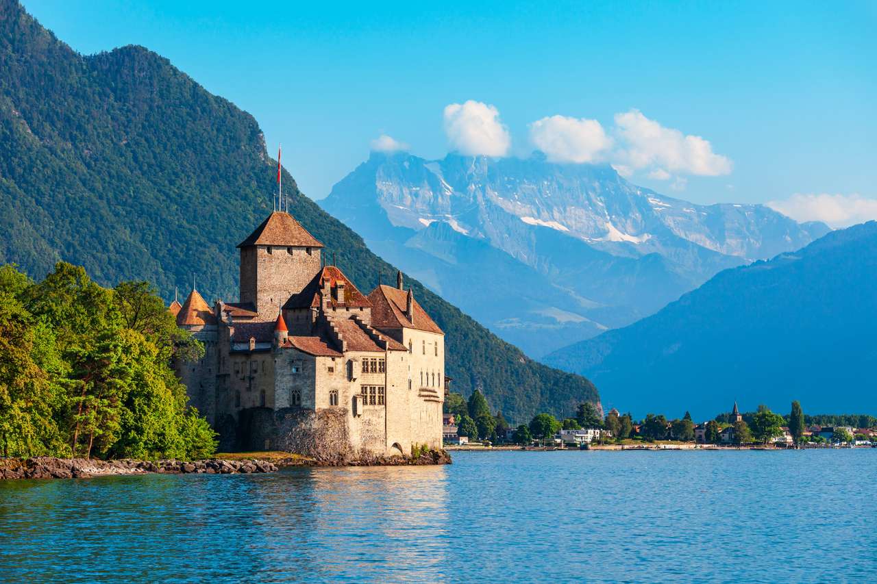 Chillon Castle nebo Chateau de Chillon je ostrovní hrad na jezero Ženeva poblíž Montreuxu ve Švýcarsku skládačky online