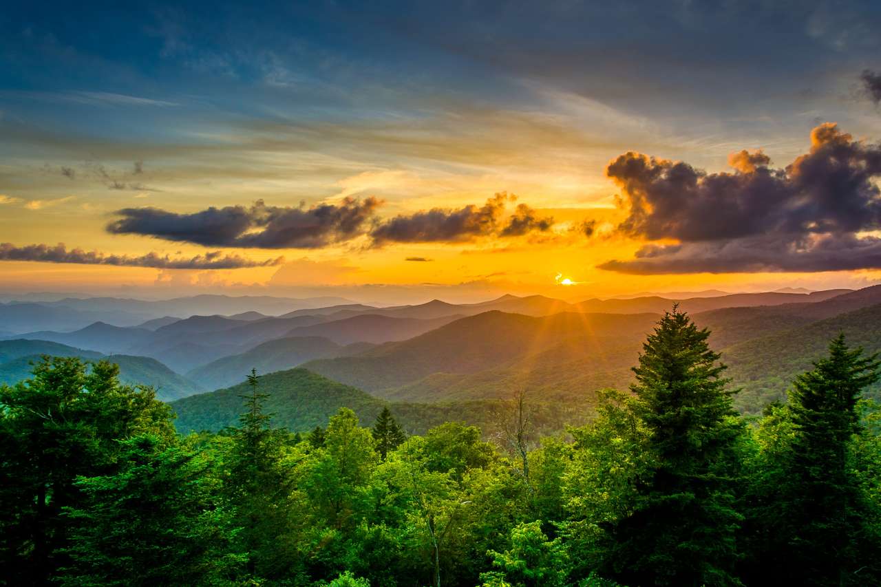 Zonsondergang over de Appalachian-bergen van Cany Fork overzien op de Blue Ridge Parkway in North Carolina. online puzzel
