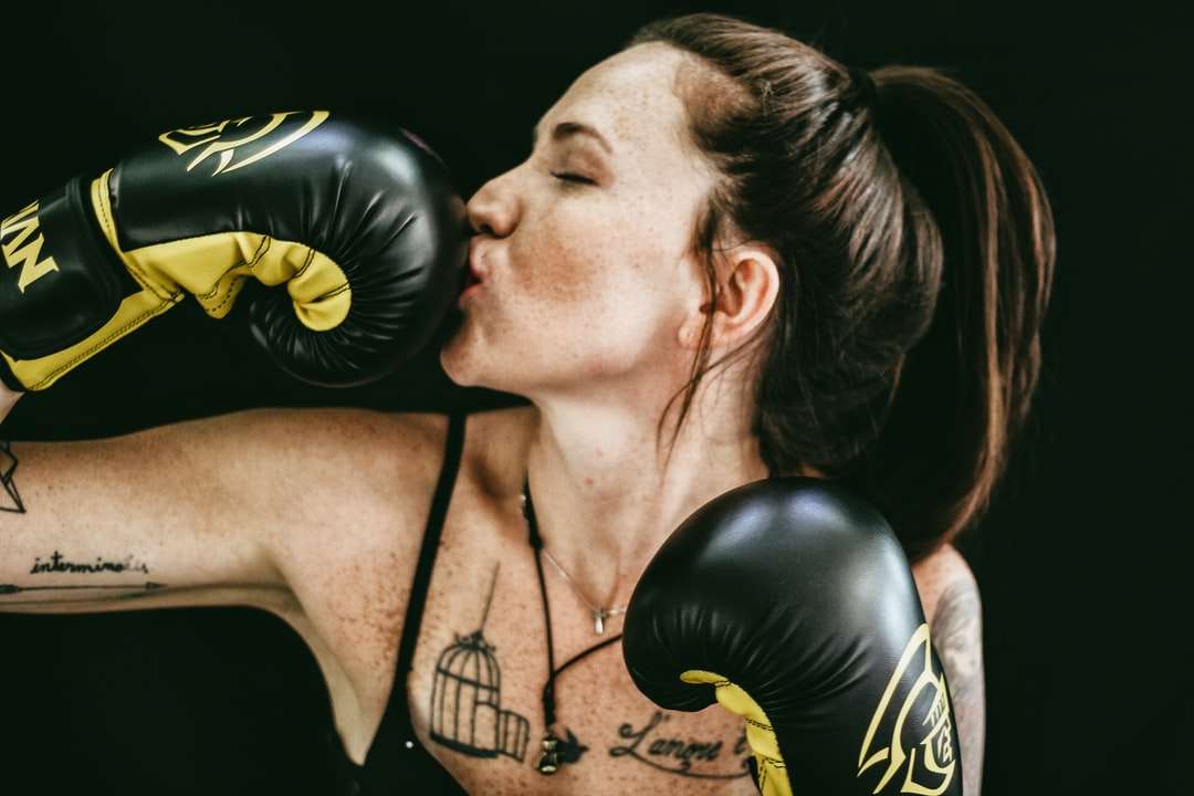 Frau, die schwarze Leder-Boxhandschuhe küssen Online-Puzzle