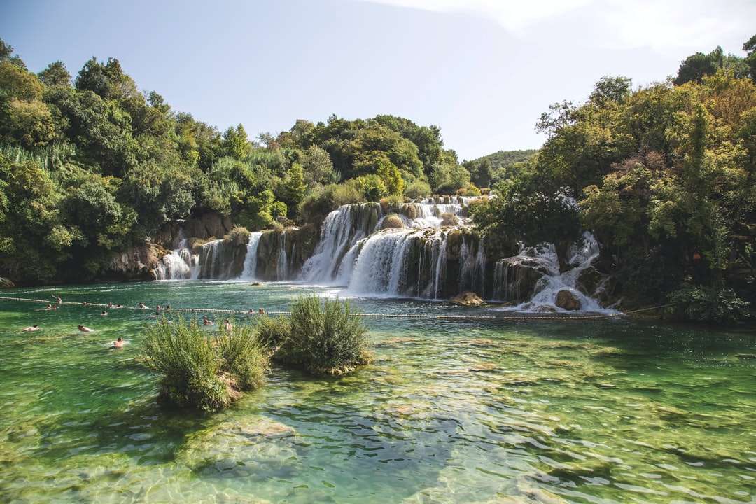 Landschaftsfoto von Wasserfällen, die in den Fluss fließen Puzzlespiel online