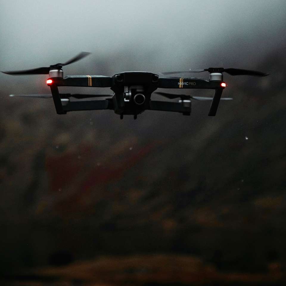 drone nero e rosso che vola puzzle online