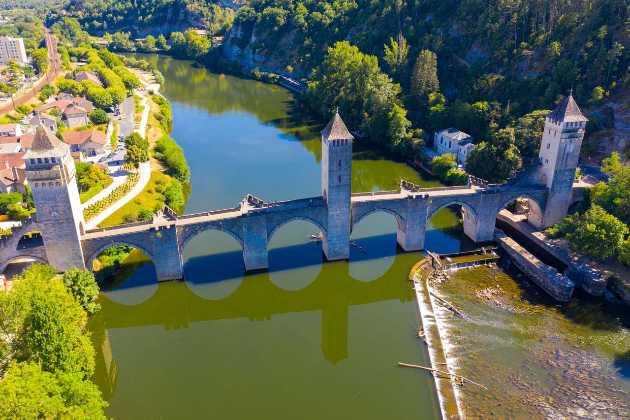 Pont Valentre Bridge Crossing Lot River i Cahors Pussel online