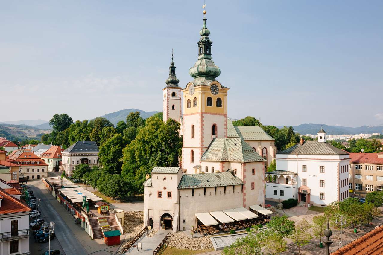 Den historiska kyrkan Banska Bystrica, Slovakien pussel på nätet