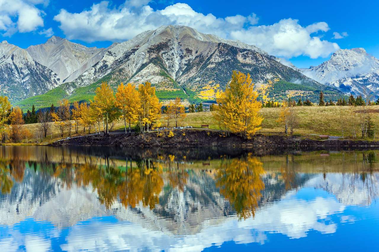 Ярката есенна гора се отразява в езерото онлайн пъзел