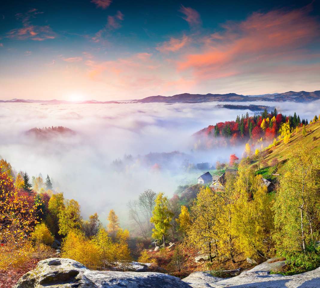Amanecer colorido del otoño en las montañas de los Cárpatos. Sokilsky Ridge, Ucrania, Europa. rompecabezas en línea