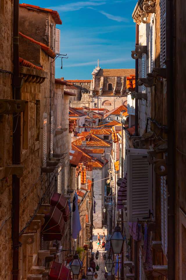 Street médiévale avec des escaliers à Dubrovnik puzzle en ligne